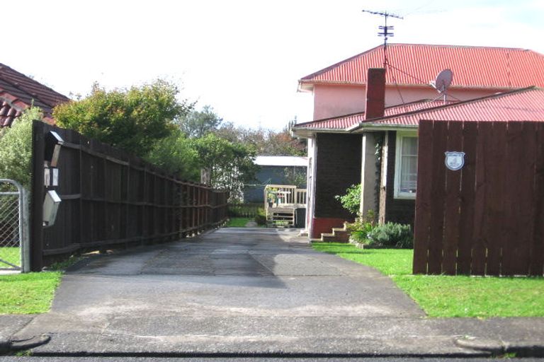 Photo of property in 13 Vodanovich Road, Te Atatu South, Auckland, 0610