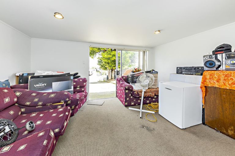 Photo of property in 14 Frobisher Way, Clendon Park, Auckland, 2103