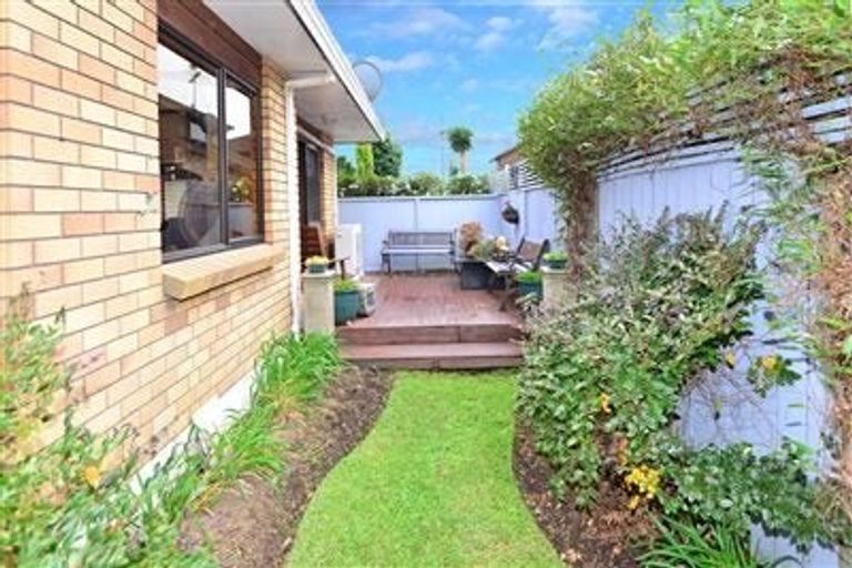 Photo of property in 2/32 Riverside Road, Orewa, 0931
