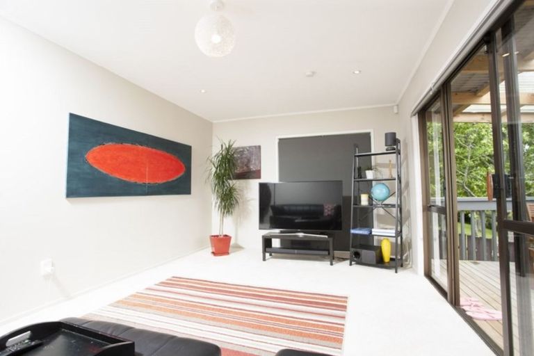 Photo of property in 33 Hobsonville Road, West Harbour, Auckland, 0618