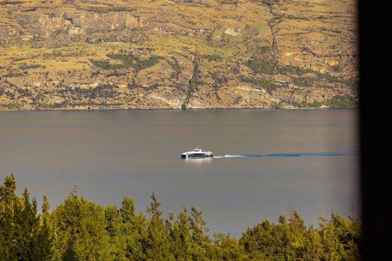 Photo of property in Arno Apartment, 9/8 Mckerrow Place, Sunshine Bay, Queenstown, 9300