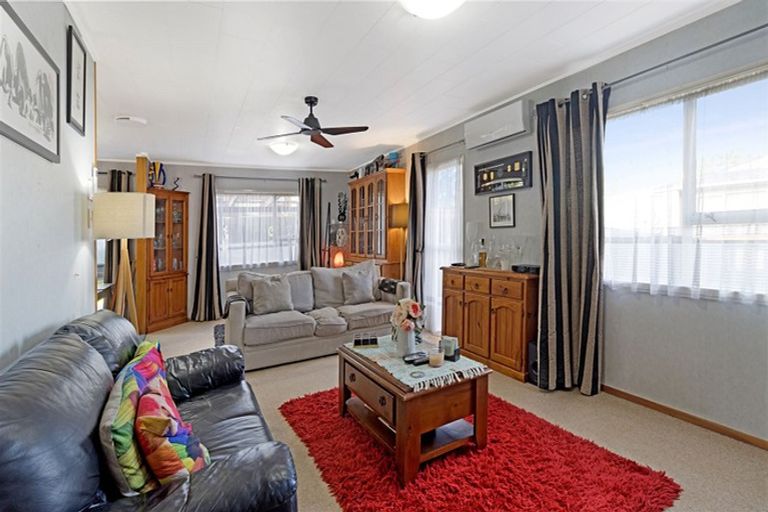 Photo of property in 21 Pankhurst Place, Sunnyvale, Auckland, 0612