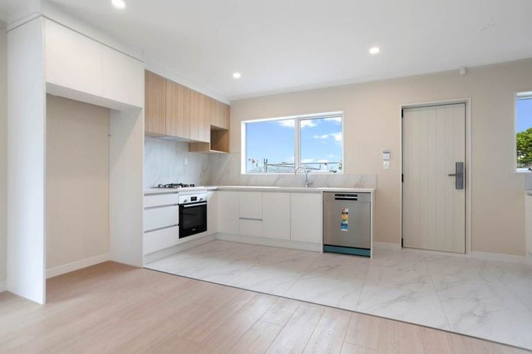 Photo of property in 10a Roberts Road, Te Atatu South, Auckland, 0610