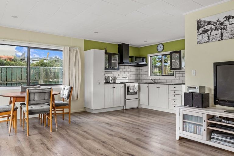 Photo of property in 33 Pinedale Crescent, Riversdale Beach, Masterton, 5872