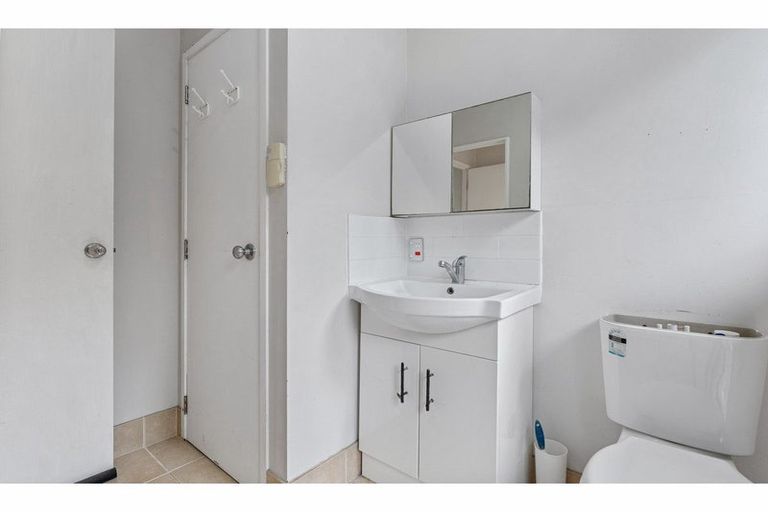 Photo of property in 1/33 Sapphire Place, Bayview, Auckland, 0629