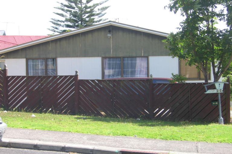 Photo of property in 2/339 Wairau Road, Totara Vale, Auckland, 0627