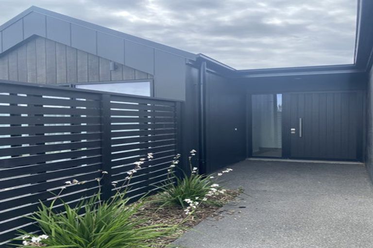 Photo of property in 32 Kiekie Road, Casebrook, 8051