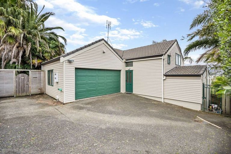 Photo of property in 2/62 Target Road, Totara Vale, Auckland, 0629