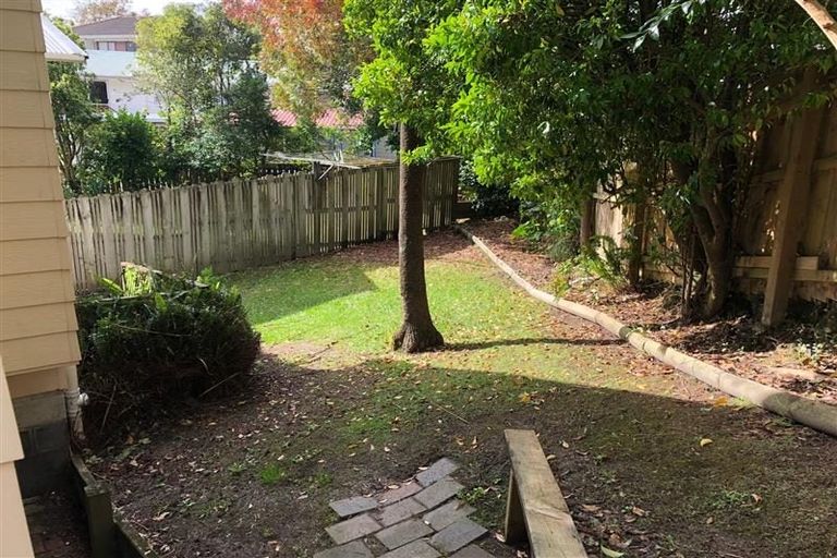 Photo of property in 11 Felicity Place, Unsworth Heights, Auckland, 0632