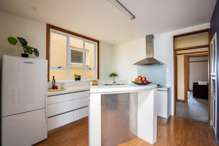 Photo of property in Devonport Apartments, 4/127 Saint Aubyn Street, New Plymouth, 4310