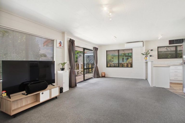 Photo of property in 17a Leaming Place, Clarks Beach, 2122