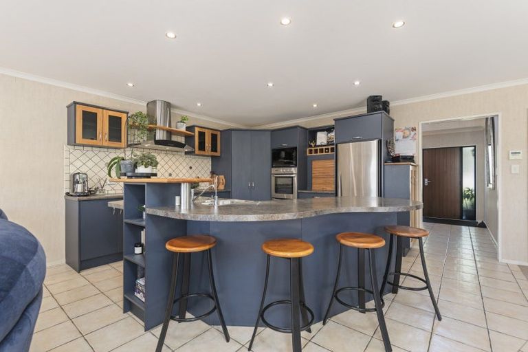 Photo of property in 8 La Lena Grove, Fitzherbert, Palmerston North, 4410