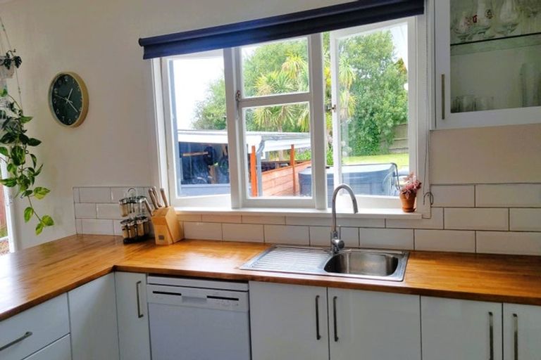 Photo of property in 37 Cuffs Road, Wainoni, Christchurch, 8061