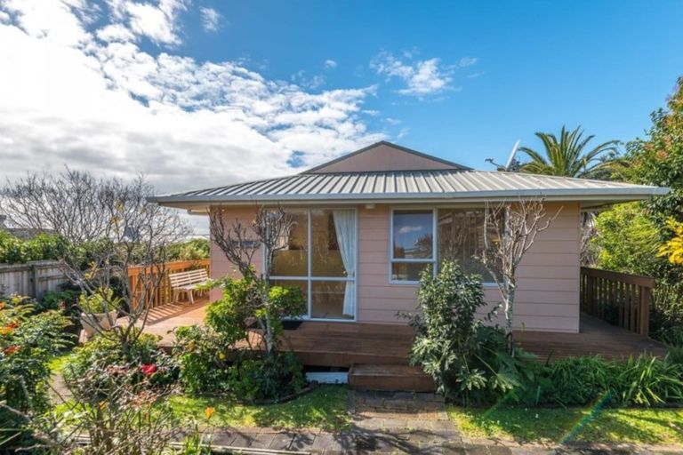 Photo of property in 11 Rangitoto View Road, Cockle Bay, Auckland, 2014