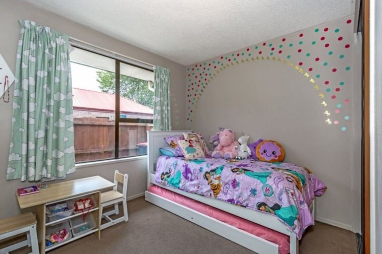 Photo of property in 5 Kruse Place, Redwood, Christchurch, 8051