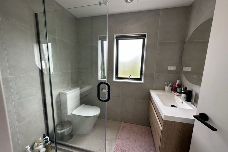 Photo of property in 7/89 Beach Road, Te Atatu Peninsula, 0610