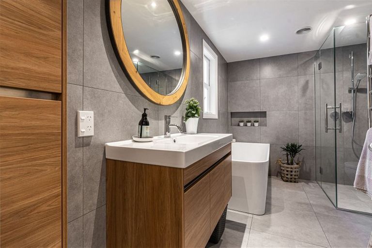 Photo of property in 58 Old Lake Road, Narrow Neck, Auckland, 0624