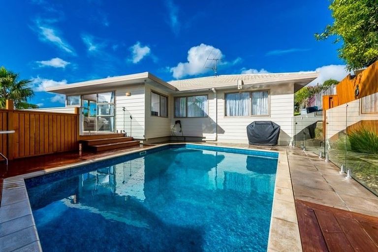Photo of property in 13 Ballini Rise, West Harbour, Auckland, 0618
