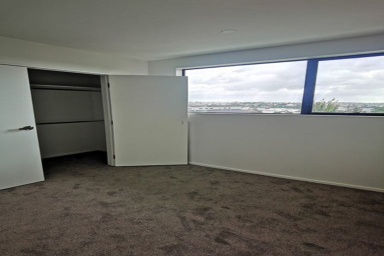 Photo of property in 150b Chivalry Road, Glenfield, Auckland, 0629