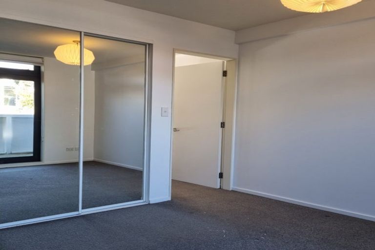 Photo of property in Pirie Street Townhouses, 2/35 Pirie Street, Mount Victoria, Wellington, 6011