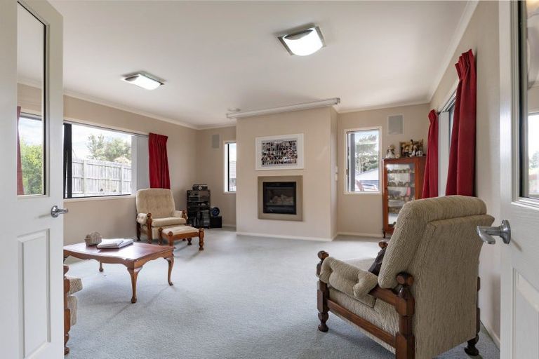 Photo of property in 15 Gavinike Place, Waimauku, 0812