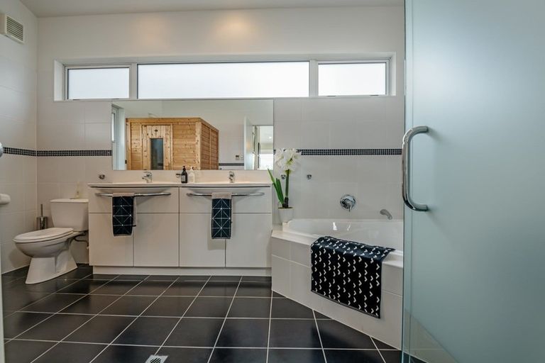 Photo of property in 56 Cashmere Drive, Fitzherbert, Palmerston North, 4410