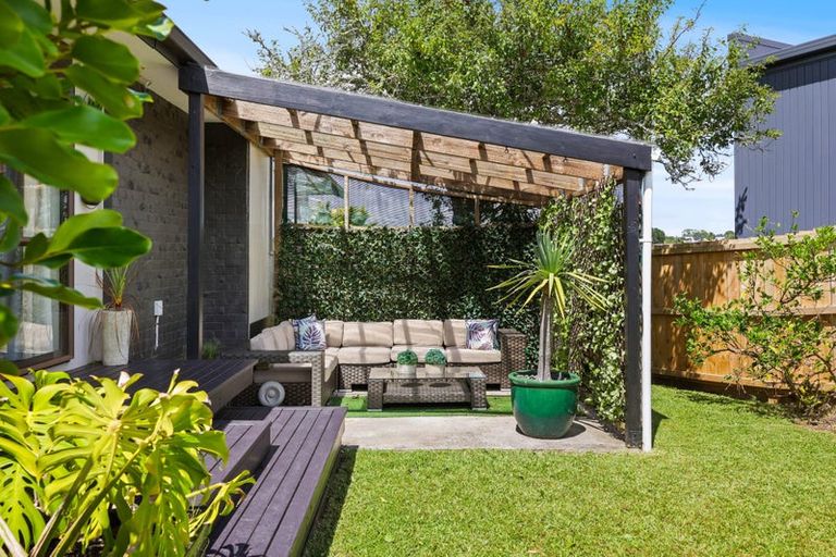 Photo of property in 2/34 Tupaki Place, Pakuranga Heights, Auckland, 2010