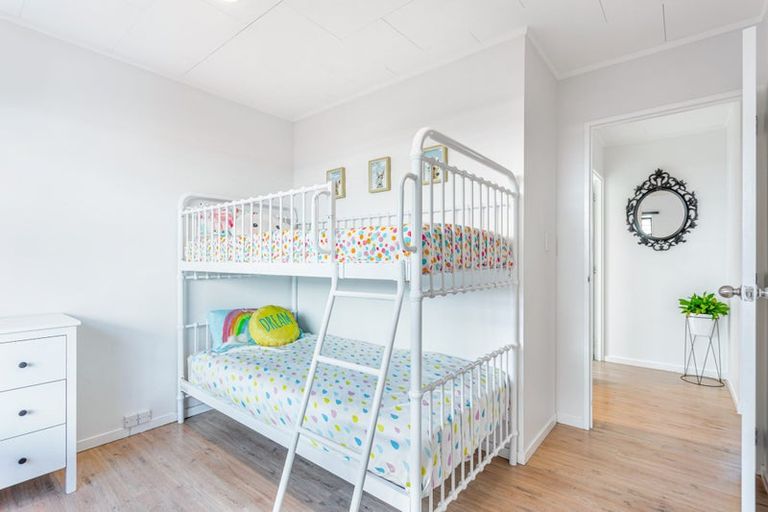 Photo of property in 10 Amery Place, West Harbour, Auckland, 0618