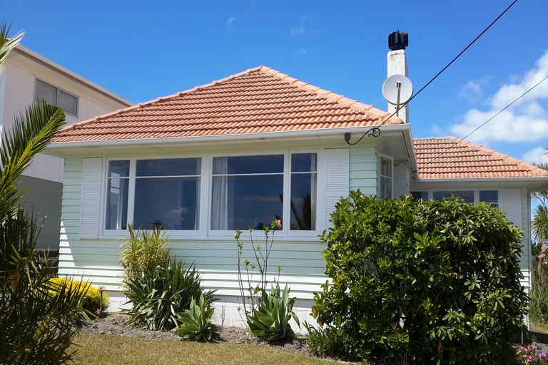 Photo of property in 1325 Whangaparaoa Road, Army Bay, Whangaparaoa, 0930