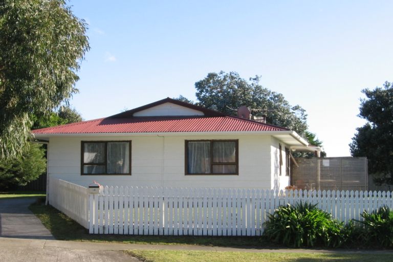 Photo of property in 28 Hicks Crescent, Waikanae Beach, Waikanae, 5036
