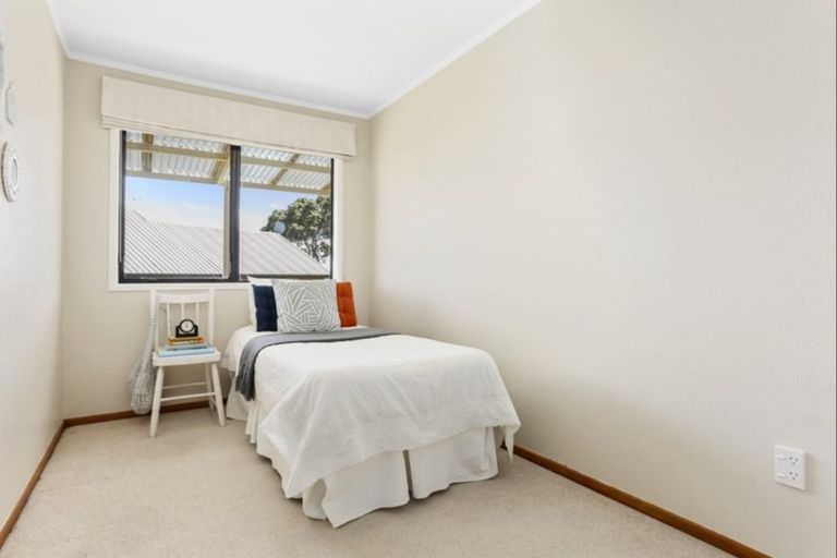 Photo of property in 2/56 Ridgemount Rise, Mangere Bridge, Auckland, 2022