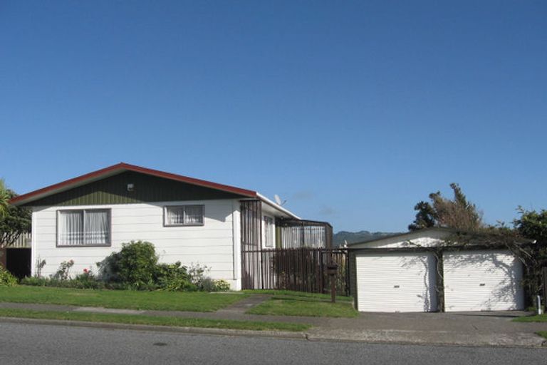 Photo of property in 99 Gloaming Hill, Titahi Bay, Porirua, 5022