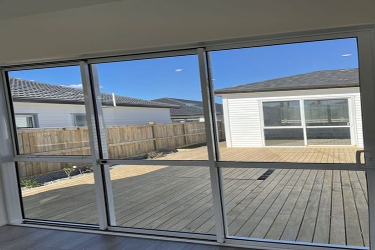 Photo of property in 7 Vinistra Road, Kumeu, 0810