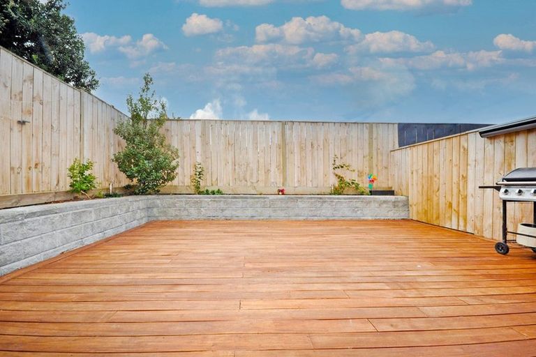 Photo of property in 5 Waru Lane, Te Atatu Peninsula, Auckland, 0610