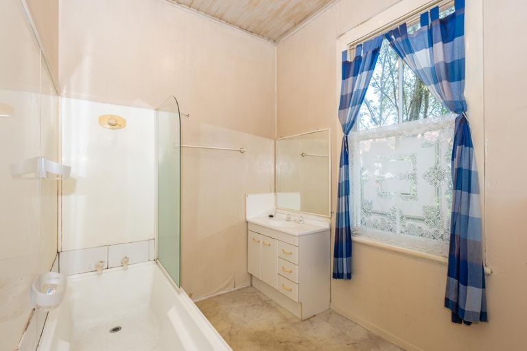 Photo of property in 60 Cliff Road, Te Karaka, 4022