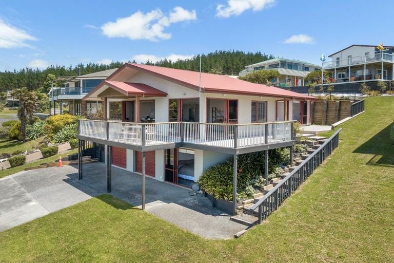 Photo of property in 208 Russell Bruce Place, Onemana, Whangamata, 3691