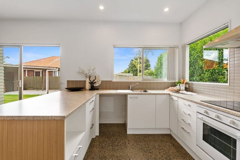 Photo of property in 2b Peachgrove Road, Te Atatu Peninsula, Auckland, 0610
