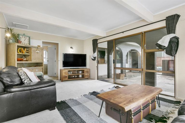 Photo of property in 1/2 Salem Place, Torbay, Auckland, 0630