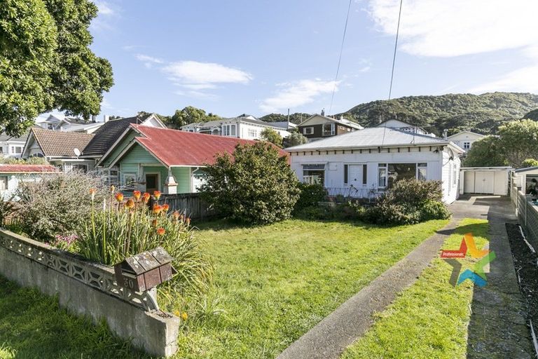 Photo of property in 30 The Parade, Island Bay, Wellington, 6023