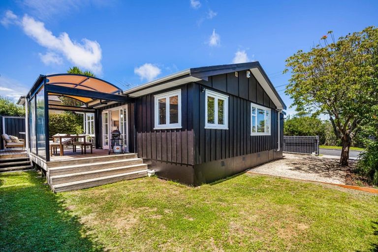 Photo of property in 1b Titoki Street, Te Atatu Peninsula, Auckland, 0610
