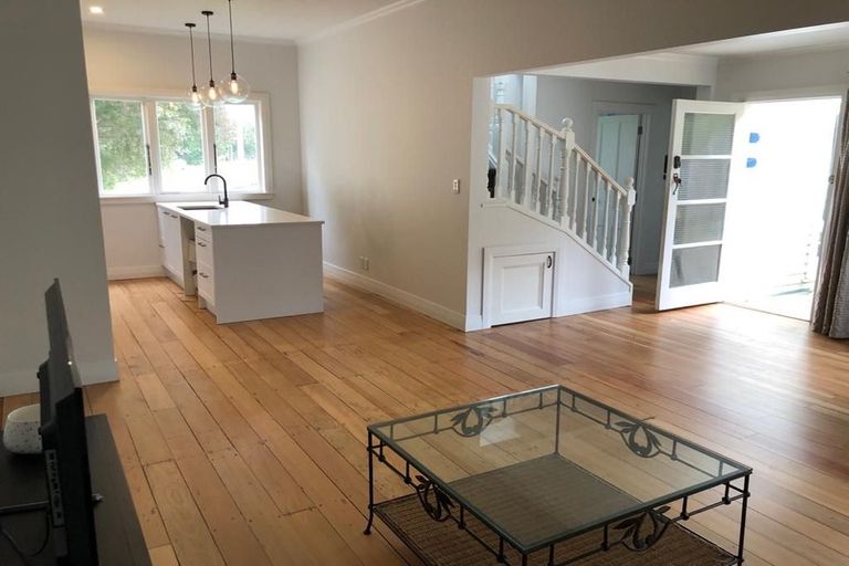 Photo of property in 328 Glenfield Road, Glenfield, Auckland, 0629