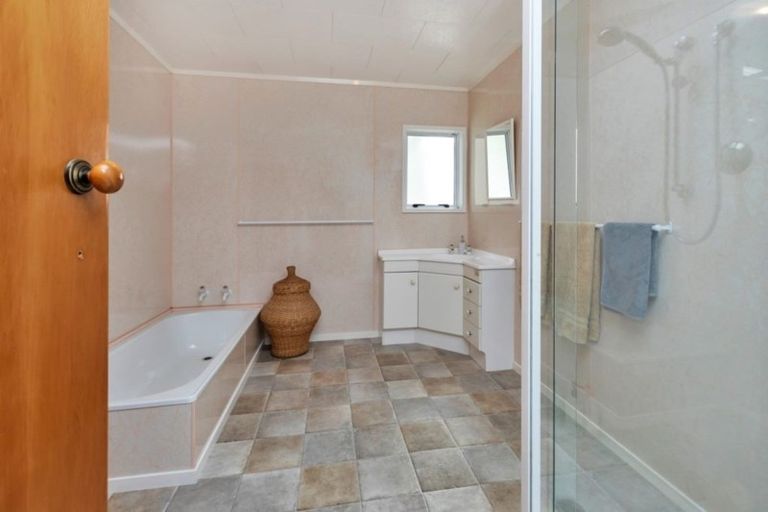 Photo of property in 18 Marohemo Road, Maungaturoto, 0583