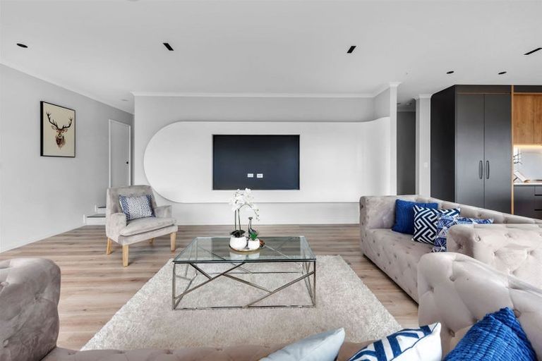 Photo of property in 30 Ballyalton Crescent, Flat Bush, Auckland, 2019