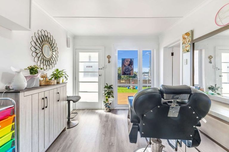 Photo of property in 16 Alberta Road, Glen Avon, New Plymouth, 4312