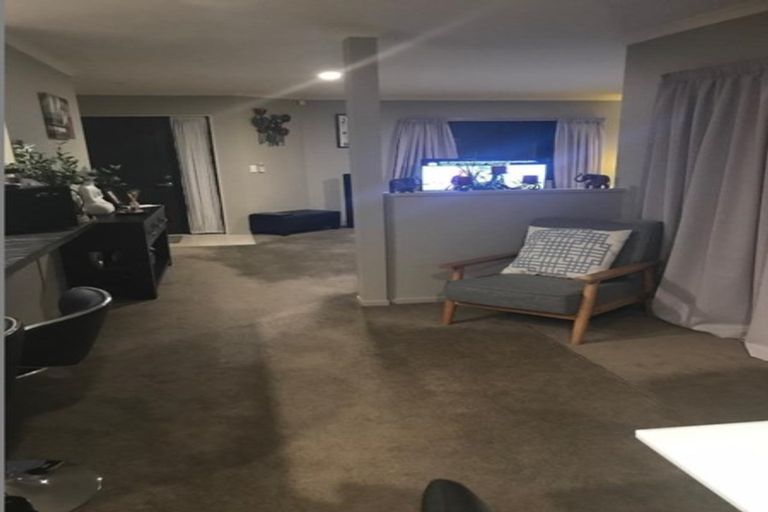 Photo of property in 22 Percy Kinsman Crescent, Riverstone Terraces, Upper Hutt, 5018