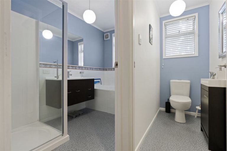 Photo of property in 15 York Road, Titirangi, Auckland, 0604