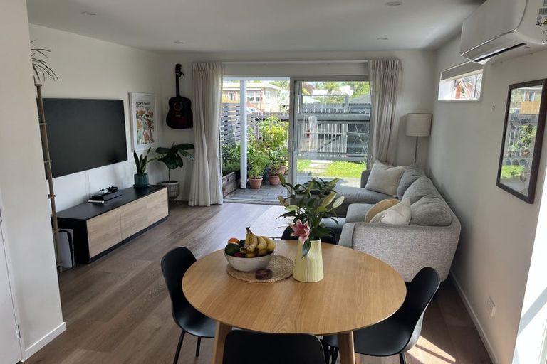 Photo of property in 325 Glengarry Road, Glen Eden, Auckland, 0602