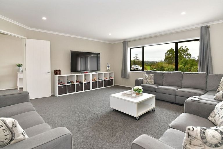 Photo of property in 4 Loretta Place, Red Beach, 0932