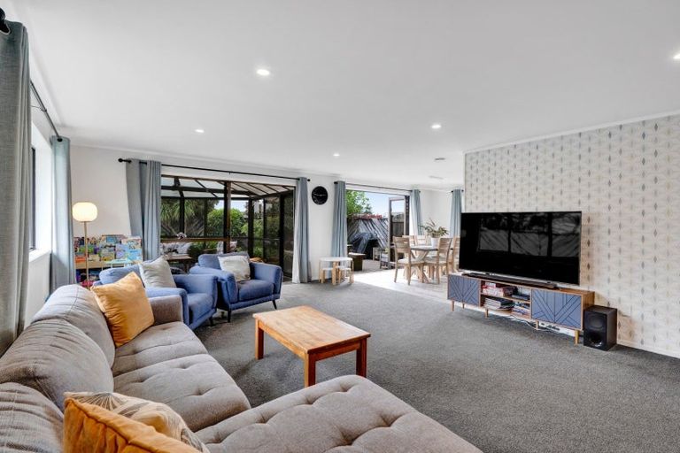 Photo of property in 17 Caledonia Place, Highlands Park, New Plymouth, 4312