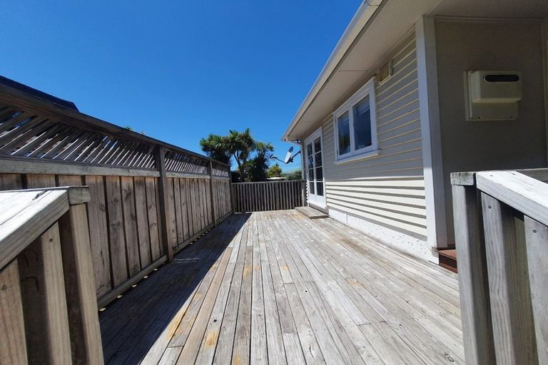 Photo of property in 9 Gloria Avenue, Te Atatu Peninsula, Auckland, 0610